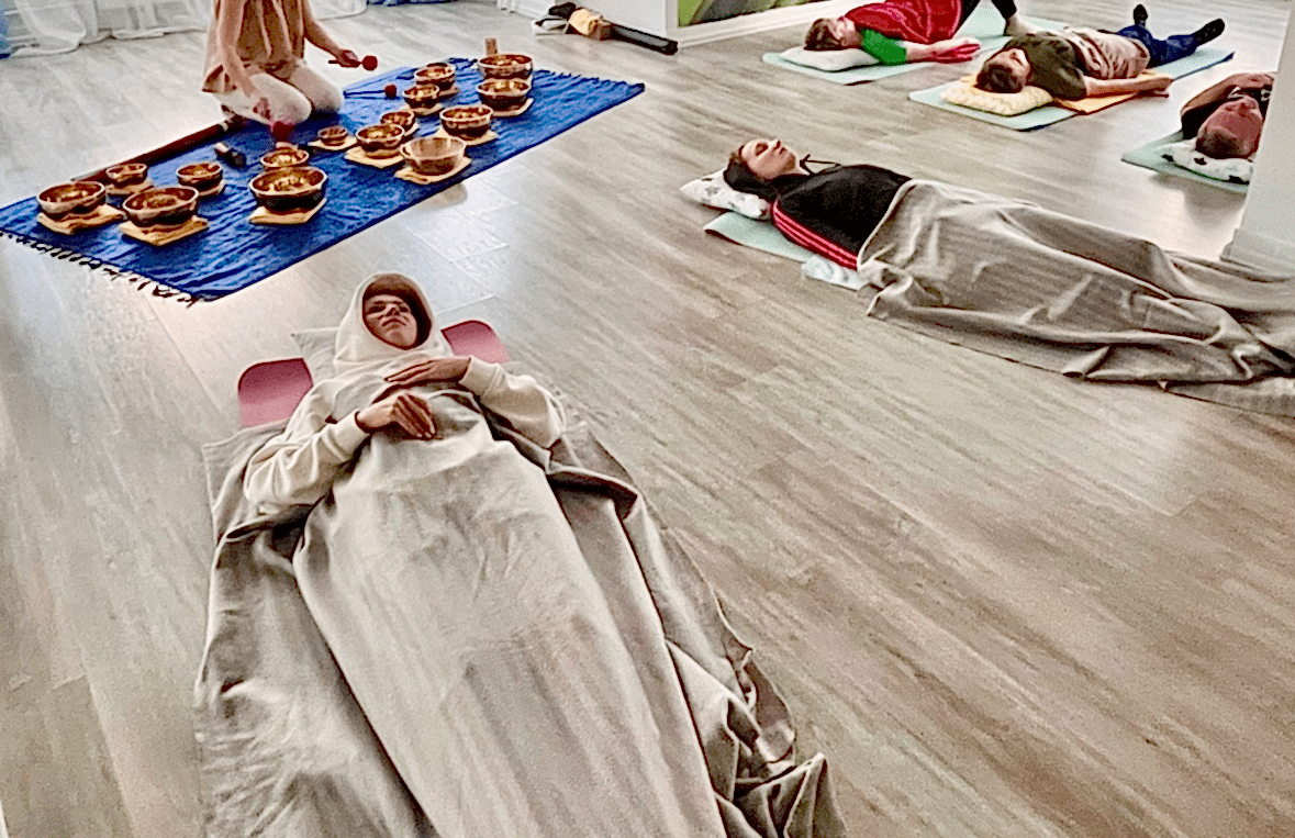 процесс медитации с поющими чашами