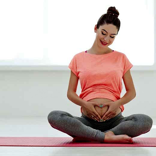 Беременная девушка после занятий йогой